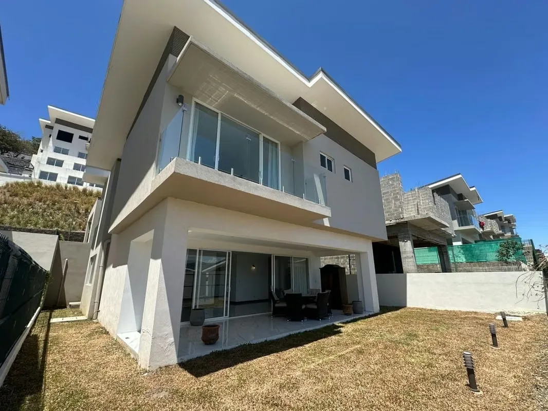 ALQUILER DE CASA EN CONDOMINIO 2370 CON VISTA