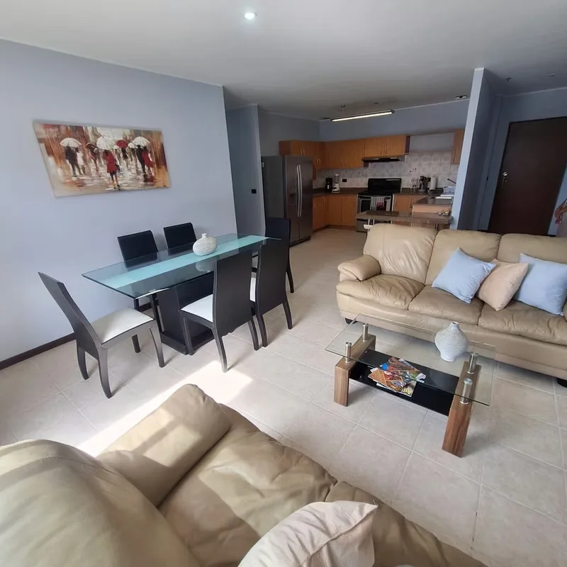 ¡Viva con el confort, la exclusividad y la conveniencia que usted se merece! Este hermoso apartamento completamente amoblado se ubica en la cotizada zona de Trejos Montealegre, ...