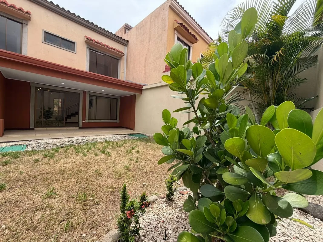 House for sale in Pozos de Santa Ana