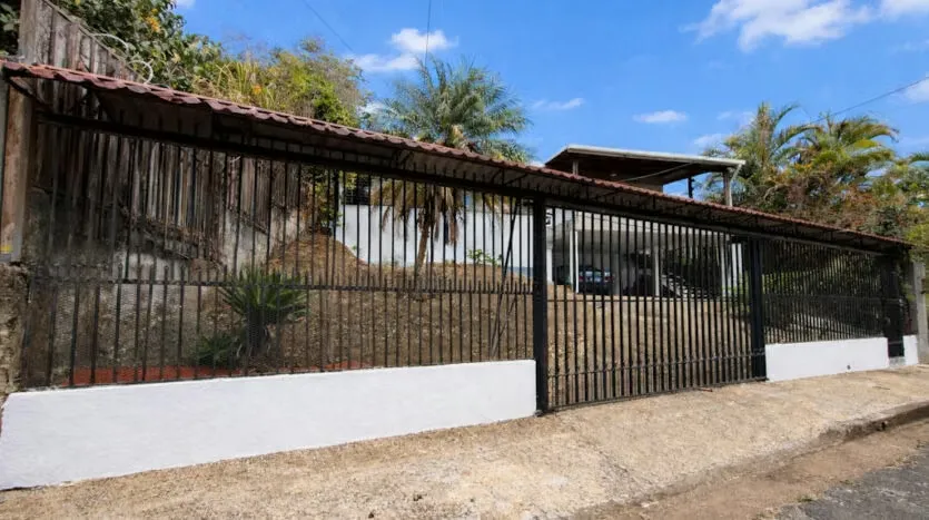 Beautiful House for Sale in a Secure Residential Community, Near Downtown
