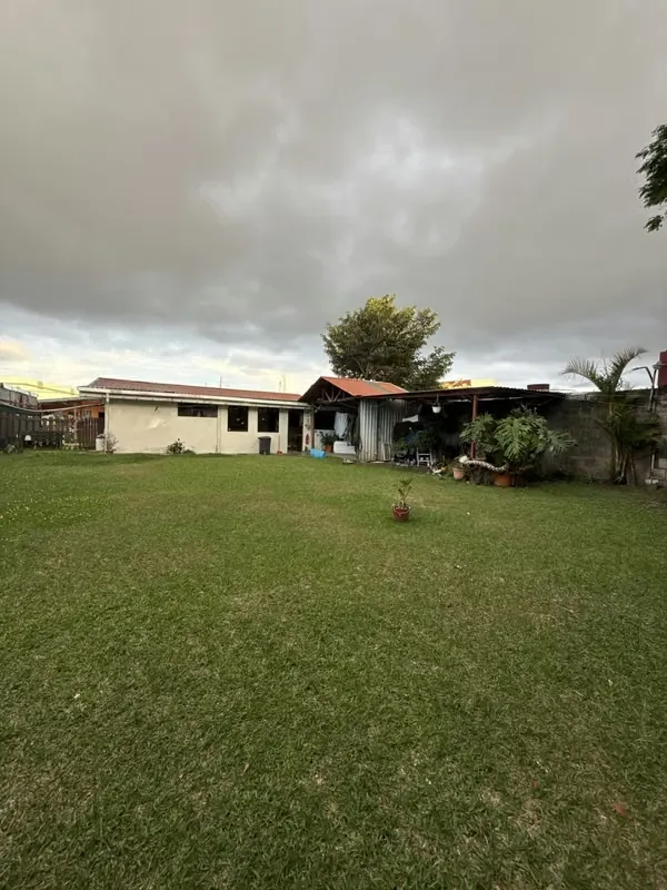  En Venta Terreno Plano con Casa y Uso Mixto en Guadalupe