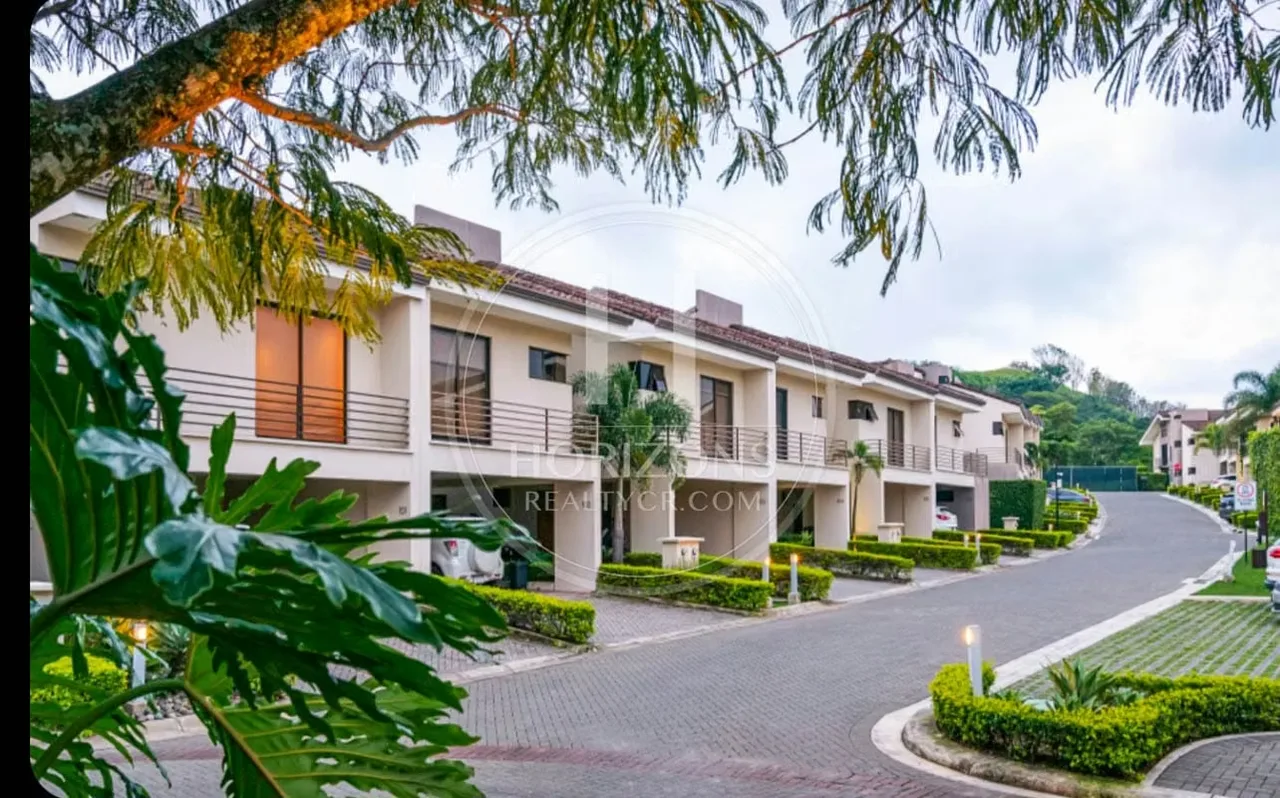 Le invitamos a conocer el condominio Parques del Sol es un exclusivo desarrollo residencial en preventa ubicado en Brasil de Santa Ana, diseñado para quienes buscan combinar ...