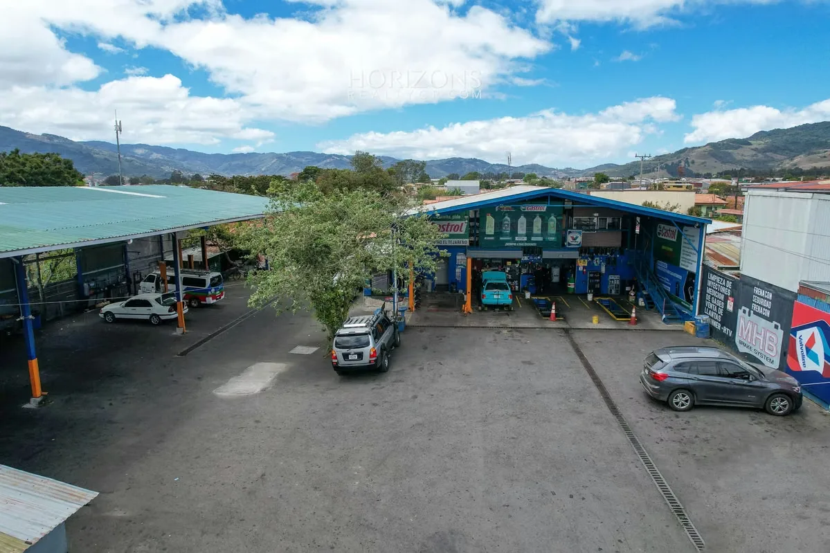 Price for sale: $2,000,000 Area of land: 2,300m2 & # 8211; Area of construction: 900m2 Property with double front, located in front of main street in Tejar del Cartago near Quijongo. ...