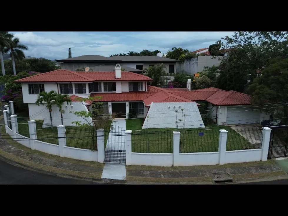 SE VENDE AMPLIA CASA EN CARIARI-HEREDIA