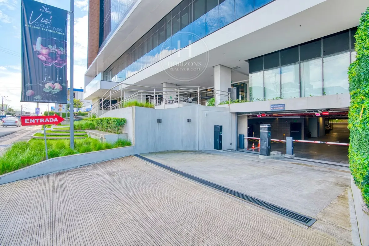 The Torre San Pedro Business Center, located in San Pedro de Montes de Oca, is a class A office building that combines a professional environment with excellent connectivity. Its modern ... — photo 2