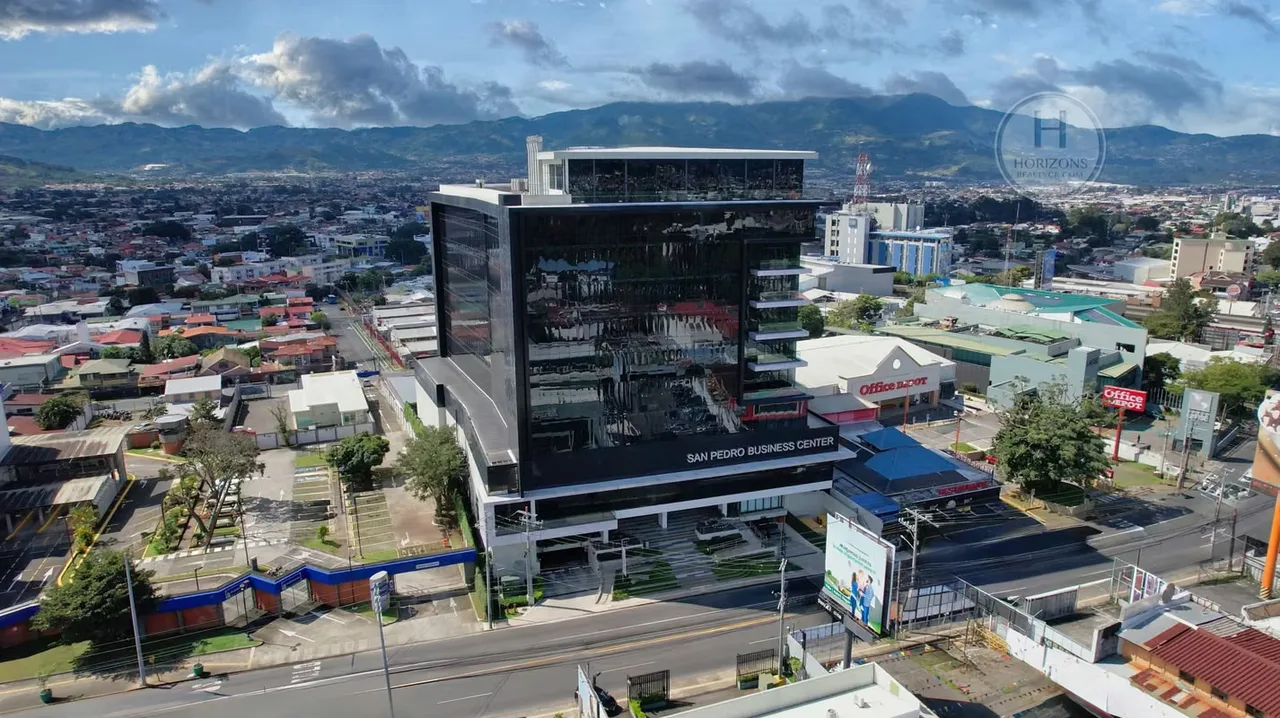 The Torre San Pedro Business Center, located in San Pedro de Montes de Oca, is a class A office building that combines a professional environment with excellent connectivity. Its modern ... — photo 3