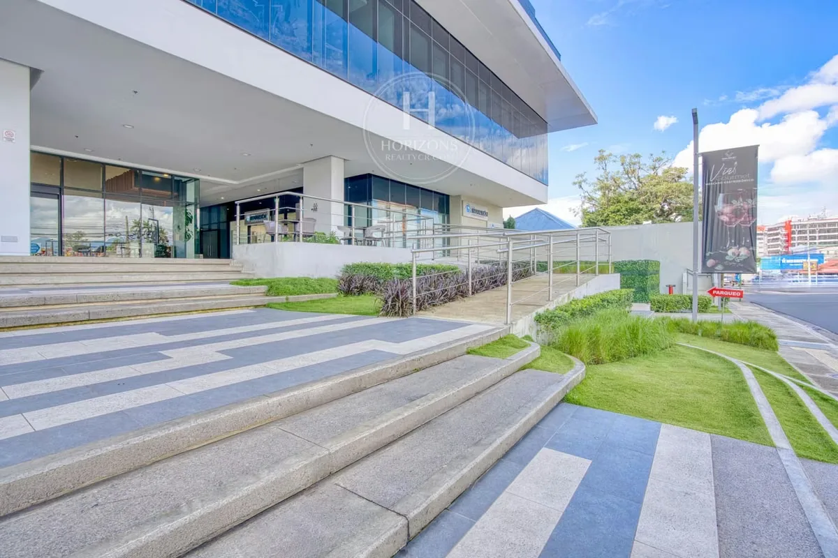 The Torre San Pedro Business Center, located in San Pedro de Montes de Oca, is a class A office building that combines a professional environment with excellent connectivity. Its modern ... — photo 5