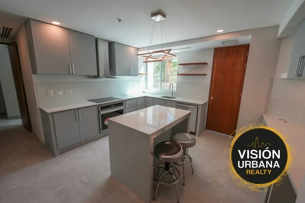 Exclusive apartment located in the Central Park Condominium in Escazú. It features 400 sq m of living space plus 150 sq m of terraces, distributed as follows: