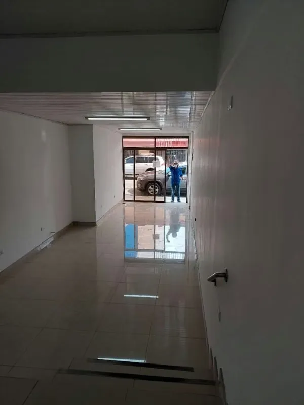 150 metros norte de la entrada principal del HSP, zona de alto tránsito vehicular y de personas se puede parquear al frente — photo 2