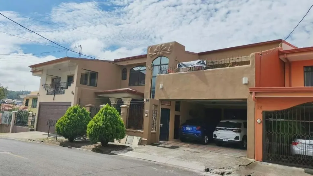 Beautiful house in residential the Tres Rios 2500