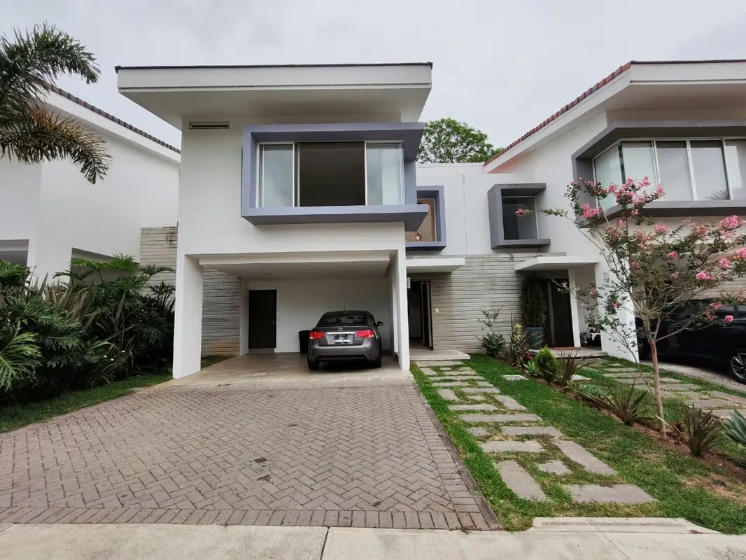 Beautiful house with appliances for rent in Bello Horizonte de Escazú.