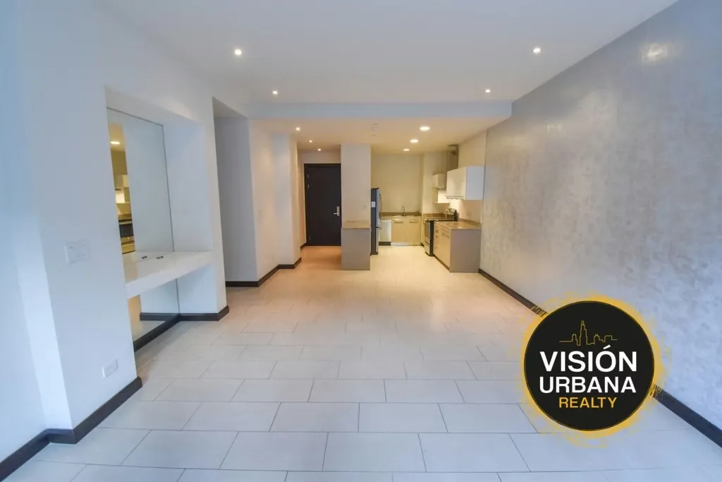 2-bedroom apartment very close to La Paco. Located on the second floor, this 145m2 (1,600 sq ft) apartment is distributed on a single level as follows: