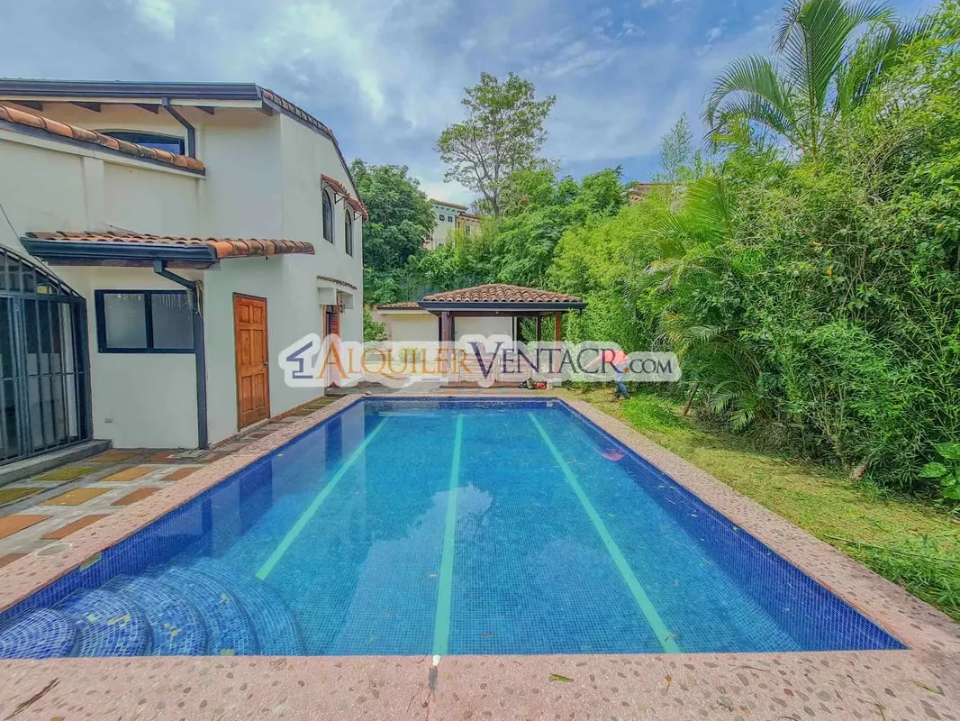 CASA CON PISCINA PROPIA Y VISTA CON 1.735 M2 DE LOTE EN SANTA ANA PIEDADES