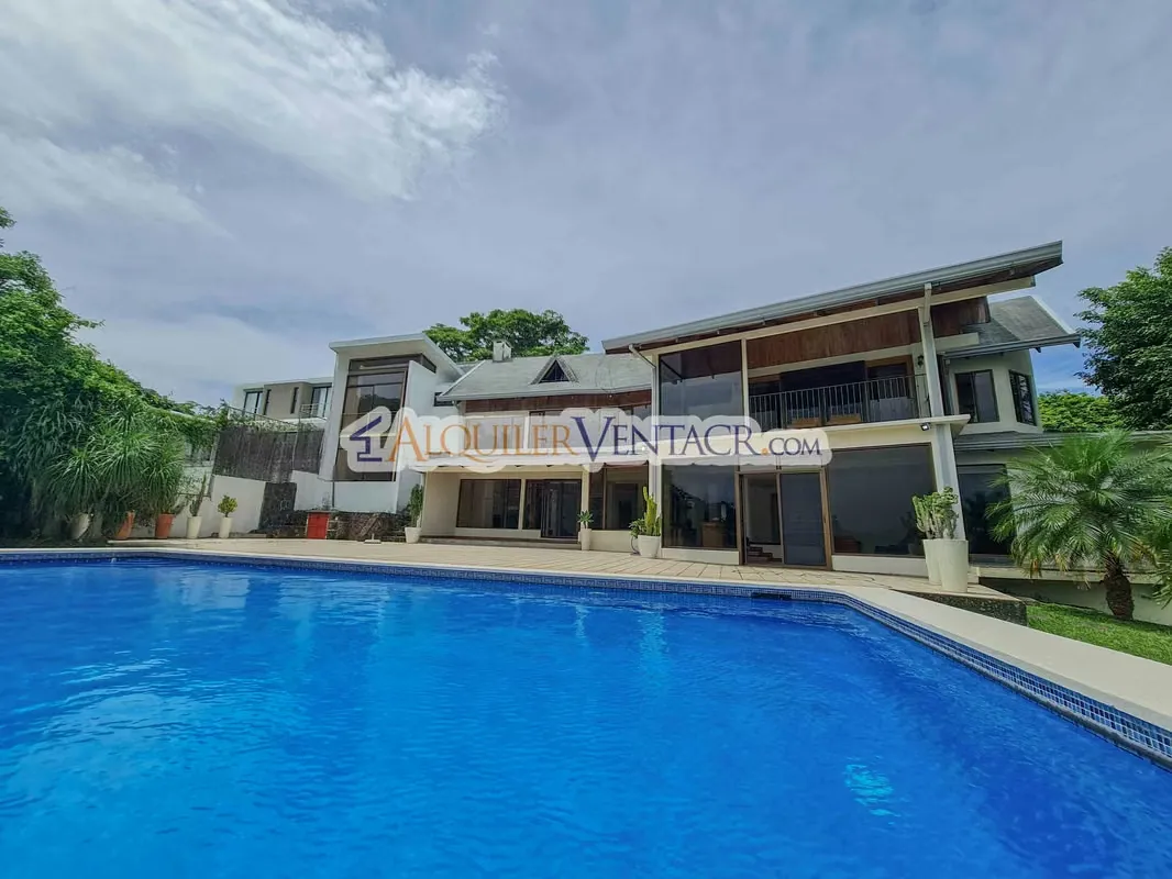 CASA CON PISCINA PROPIA Y VISTAS CON 2.266 M2 LOTE EN ALTO LAS PALOMAS SANTA ANA