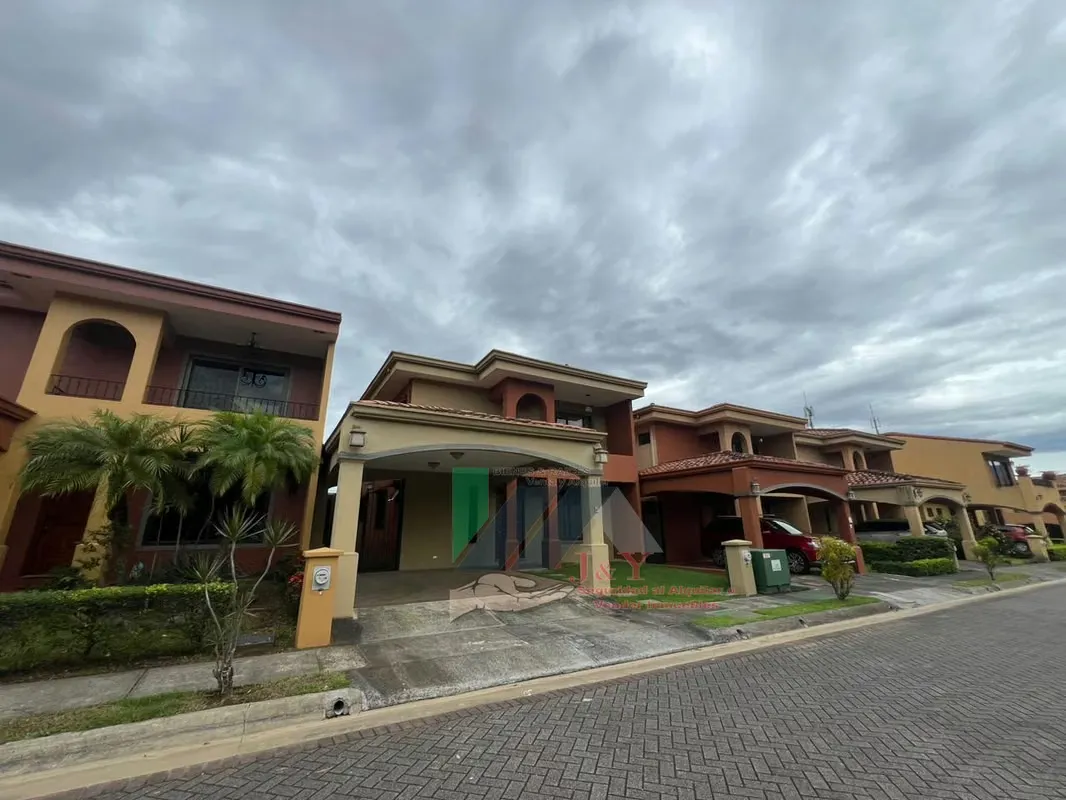 Beautiful condo house, located in a cool, quiet and nature-surrounded area, with stunning views and excellent location ...