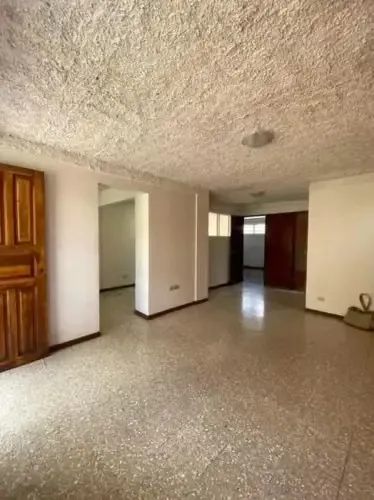 Close to the main street and close to UCR and U. Latina. Easy access to public transportation and services.