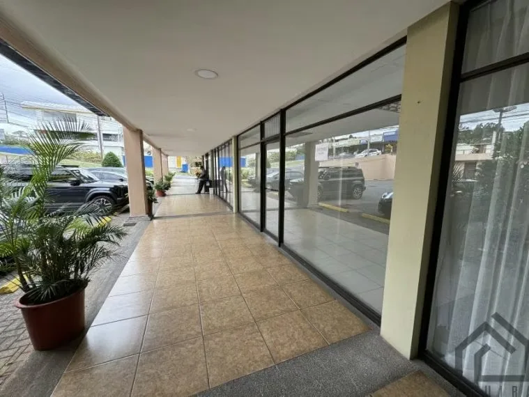 Locales disponible en primer piso y en segundo piso en centro comercial Tres Ríos Calle vieja, Excelente visibilidad parta su negocio ubicación privilegiada, alto flujo de personas y ... — photo 2