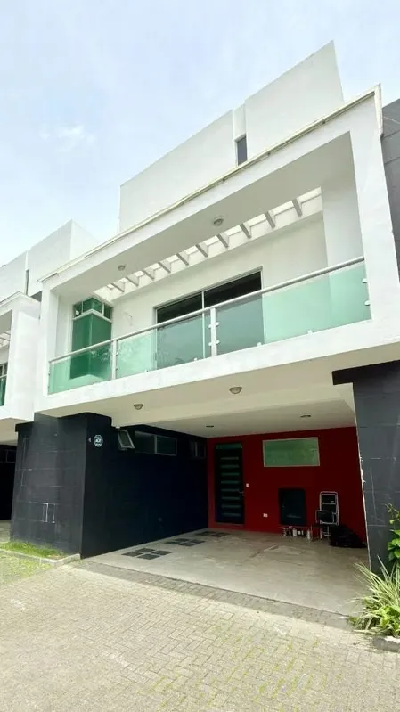 Dueño vende o alquila exclusivo condominio de 5 casas en Trejos Montealegre a 200mts de Avenida Escazú!