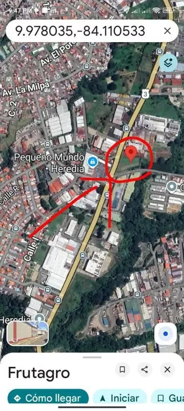 Linda esquina sobre calle principal Heredia San José.FRENTE A PEQUEÑO MUNDO.