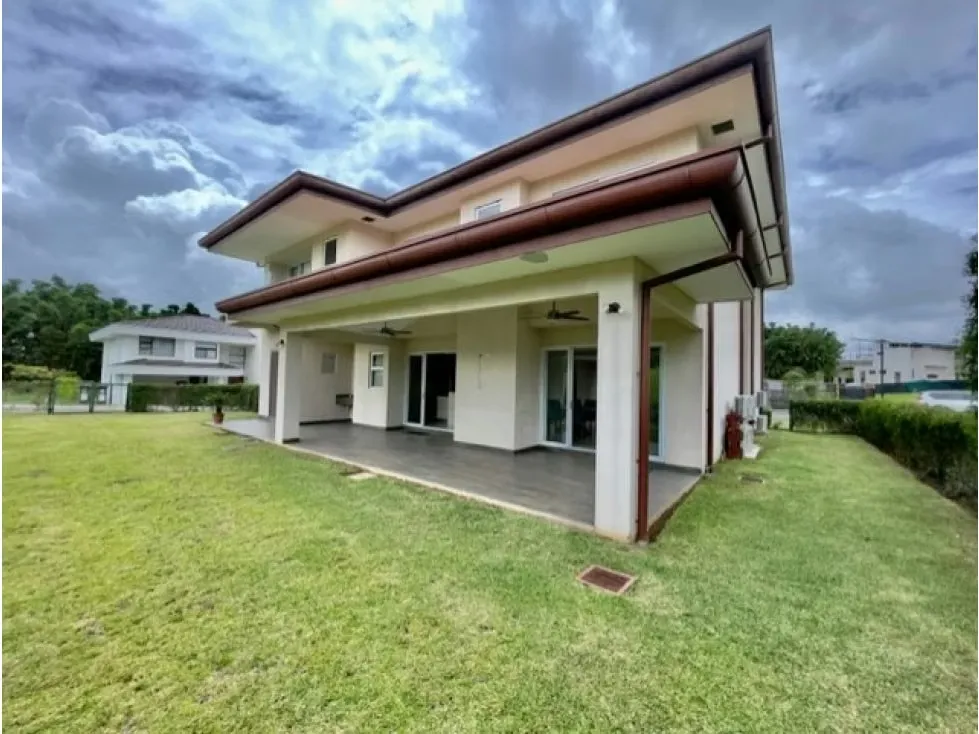 Moderna casa en la Guácima