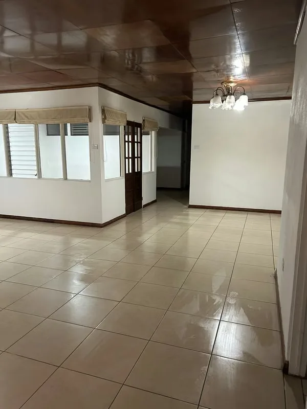 It is a large house: 3 rooms, an office, a service room, two full bathrooms and a half-bathroom, garden of 75 m2 with terrace, another interior terrace with light swallow, garage for ...