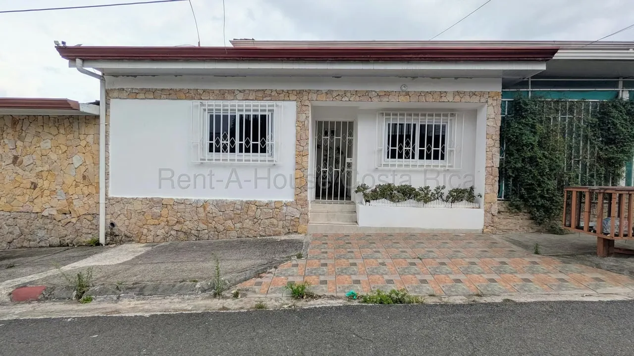 Invierta en una Propiedad con Ingresos Activos y Potencial de Expansión. 702.90 m2 Lote. Ubicada en el exclusivo residencial La Suiza, en San Rafael de San Ramón, esta propiedad ... — photo 3
