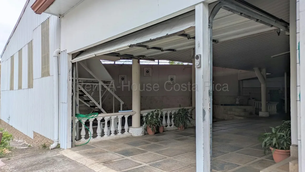 Invierta en una Propiedad con Ingresos Activos y Potencial de Expansión. 702.90 m2 Lote. Ubicada en el exclusivo residencial La Suiza, en San Rafael de San Ramón, esta propiedad ... — photo 4