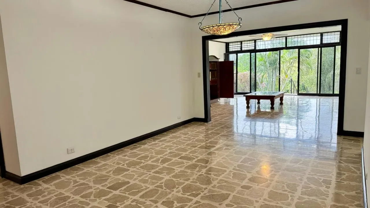 Casa Exclusiva en Alquiler en Ciudad Cariari, Belén -Jardín con vista a campo de golf