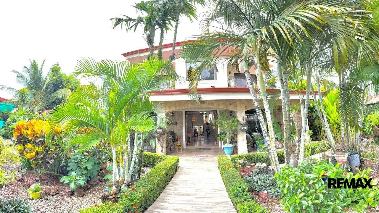 Venta de Casa - Casa Tropical Espaciosa con Piscina