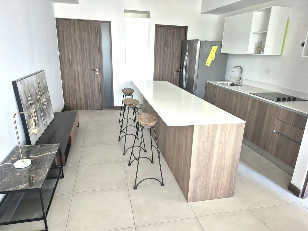 Sala, comedor, cocina, área de lavado, balcón, 2 habitaciones, 2 baños y 1 parqueo.