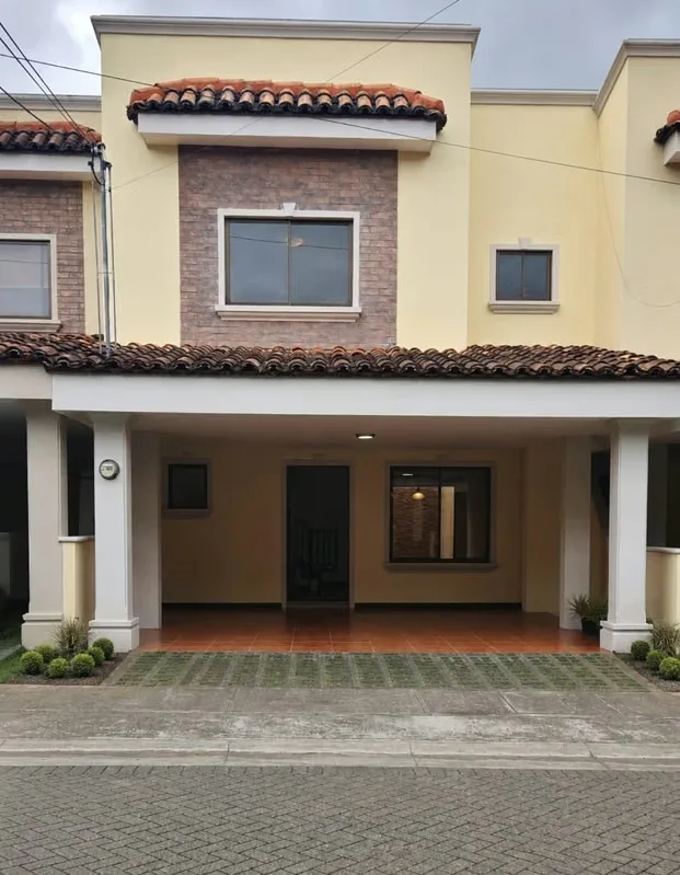 Hermosa casa de dos plantas ubicada en el exclusivo Condominio Hacienda Sacramento, en