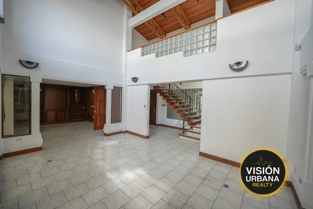 Corner property with mixed-use zoning in Rohrmoser, very close to Plaza Mayor. The property has a 330.09 m² lot and a two-story construction of 388.83 m² distributed as ...