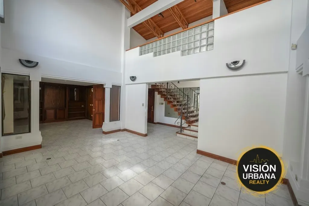 Corner property with mixed-use zoning in Rohrmoser, very close to Plaza Mayor. The property has a 330.09 m² lot and a two-story construction of 388.83 m² distributed as ...