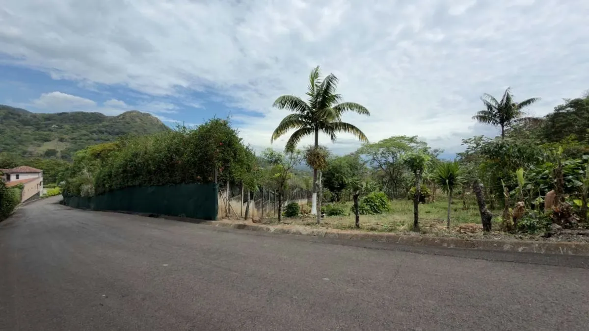 En venta, Quinta en Salitral de Santa Ana en residencial cerrado