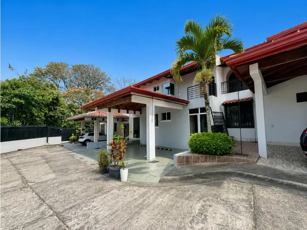 Ubicada en una de las zonas más exclusivas y cotizadas de Escazú, casa en condominio con zonas verde y area social para reuniones, distribuida en dos niveles, 3 habitaciones, dos ...