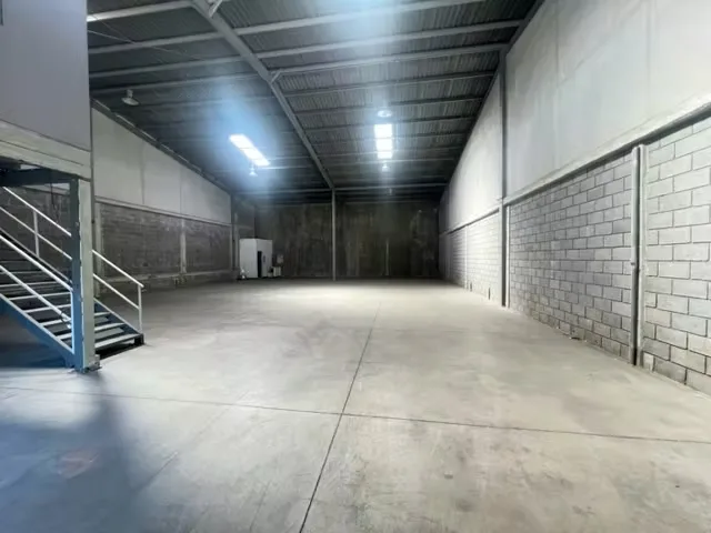Área total 454m2 (274M2 primer piso + 180m2 de Mezzanine)