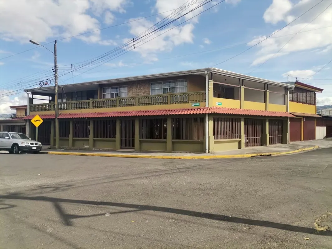 Venta de Propiedad Esquinera con 2 Apartamentos y Local Comercial – San Sebastián, cerca de Walmart