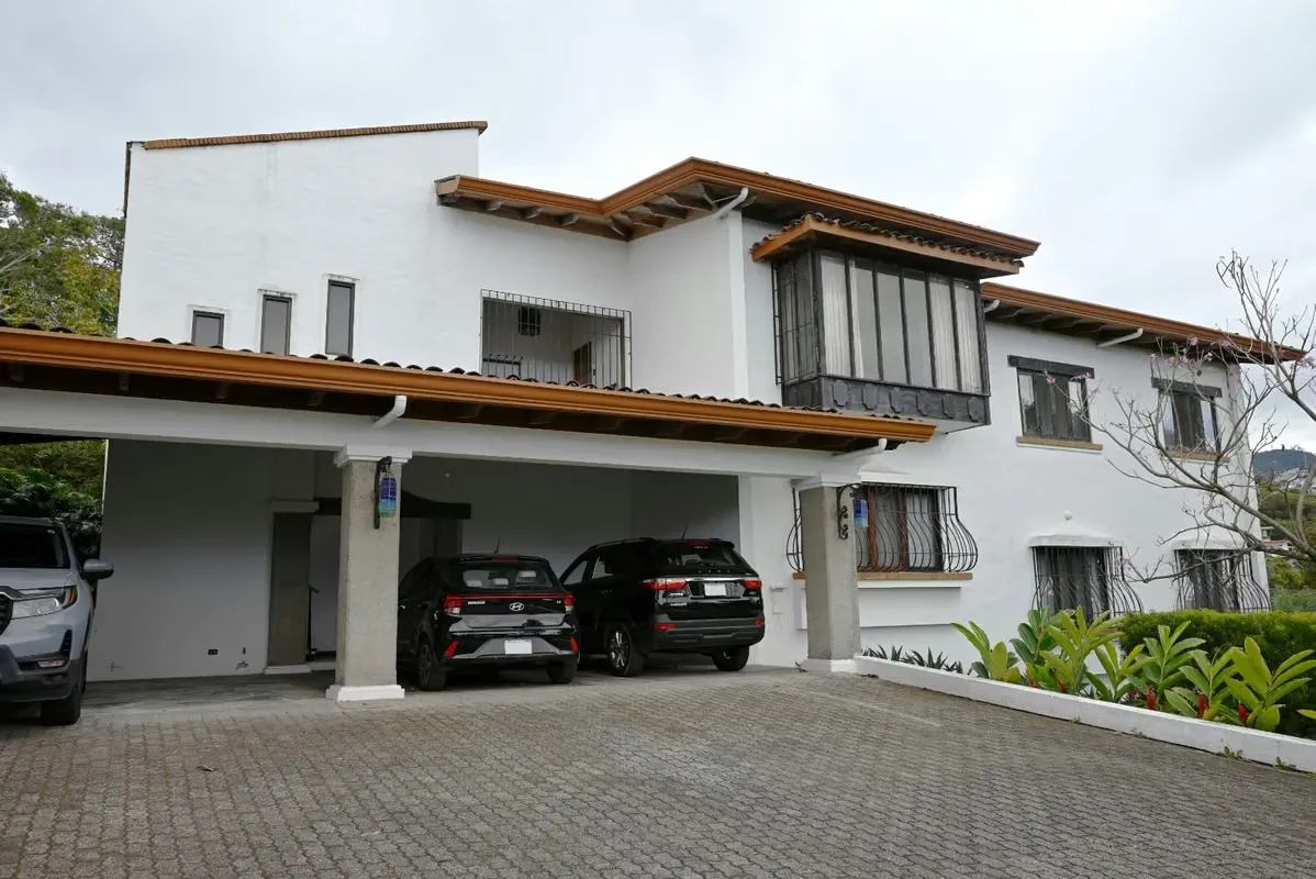 Elegant 180 m² apartment with excellent layout, generous spaces, and balconies that provide natural light and ...
