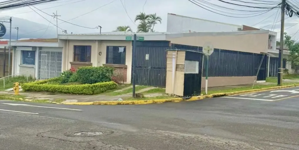 Casa Esquinera en Alquiler | 100 metros de la Embajada Americana | Rohrmoser, Pavas | 2 Dormitorios