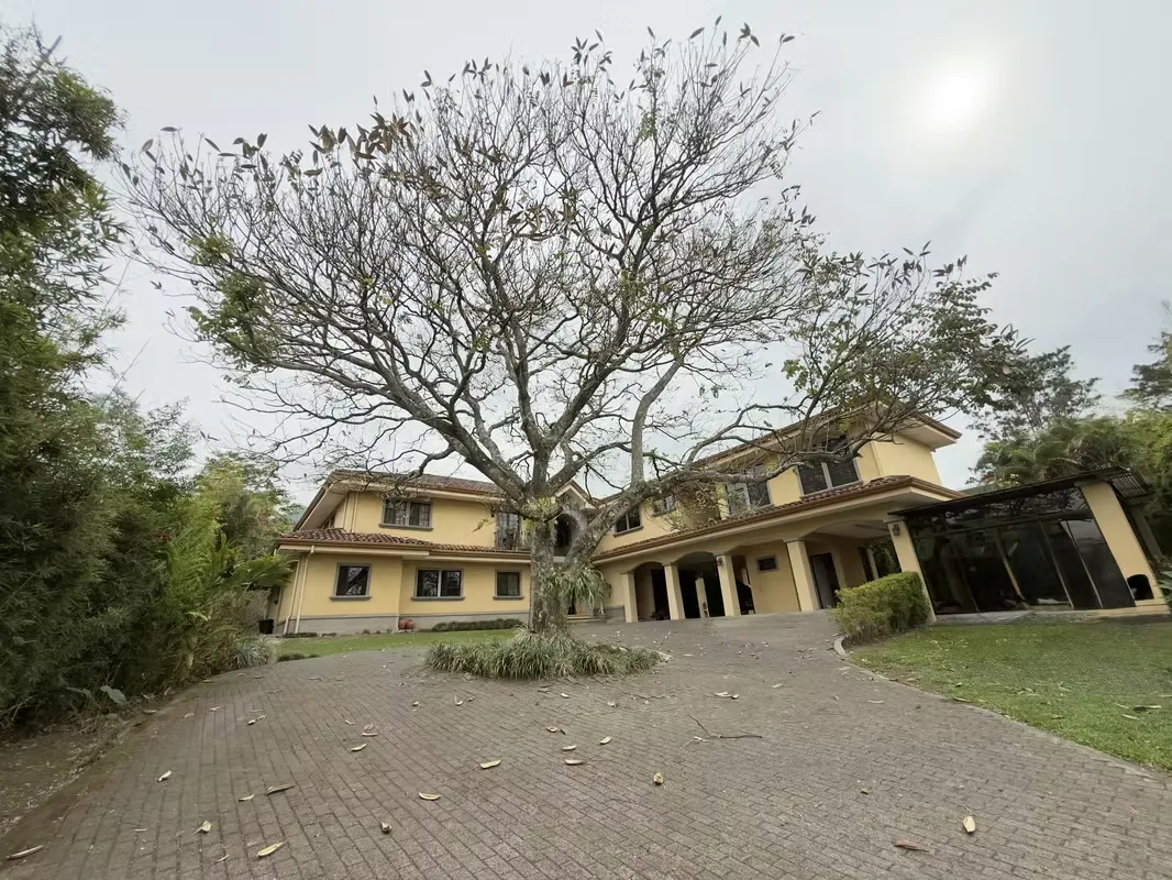 Casa independiente con precioso jardín en San Antonio de escazu.