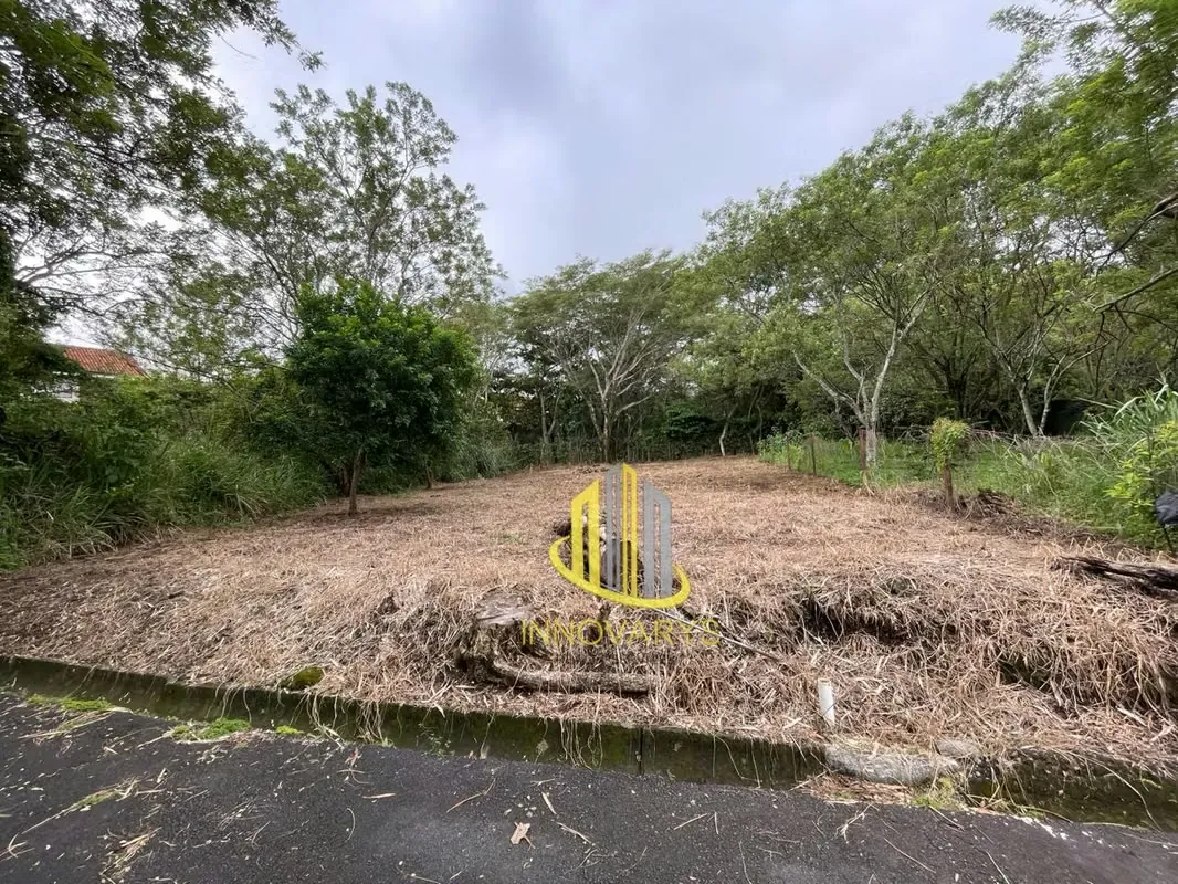 El residencial tiene una sola entrada con cámaras Tiene una muy baja cuota por el funcionamiento de las cámaras y al ser ...