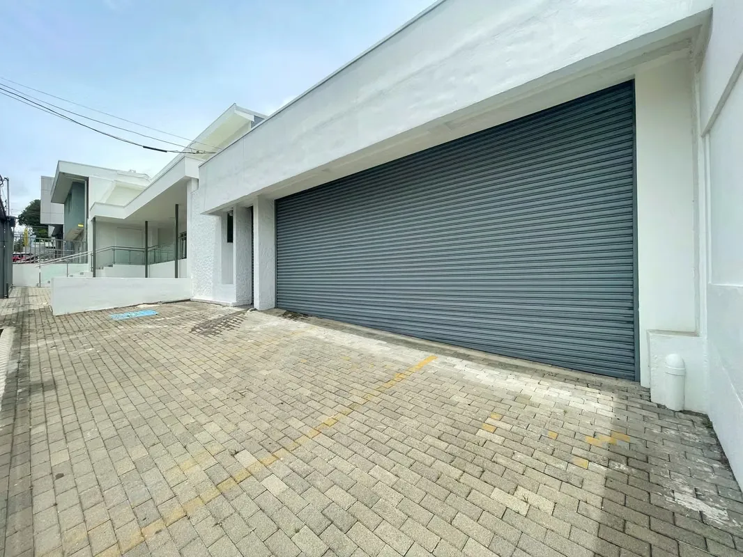 EDIFICIO EN ALQUILER, AMPLIO PARQUEO, EN ROHRMOSER!! P611