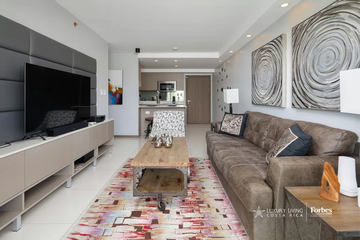 Located on the 11th floor of Paradisus Condominium in Rohrmoser, this renovated apartment combines functionality, contemporary design, and a strategic location ...