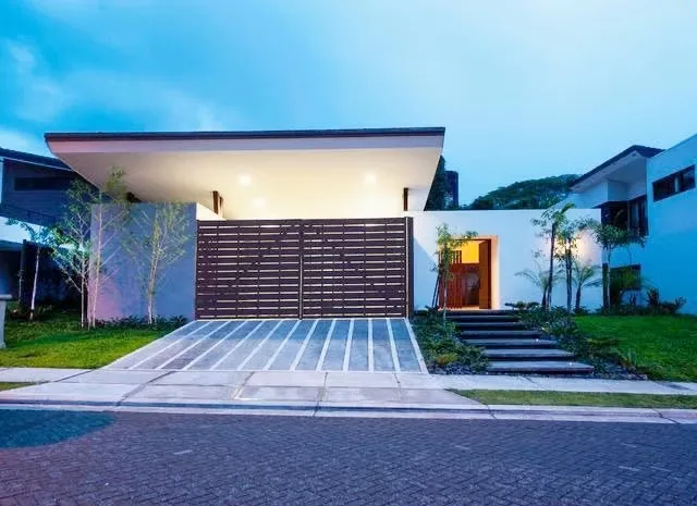 Luxury Contemporary Home for Sale in Gated Community, Santa Ana. (FAU)