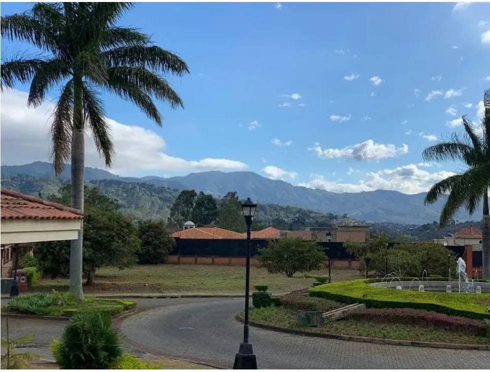 Sale of land in exclusive Condominio Pinares