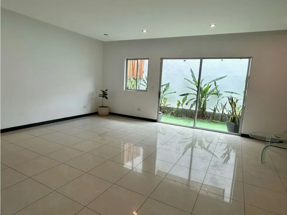 Trejos Montealegre. Alquilo casa en condominio. Escazú