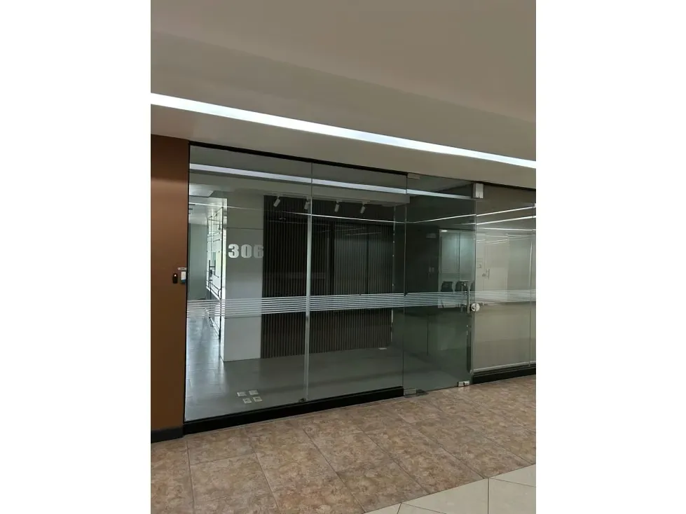 Alquiler de amplia oficina con preciosa vista al Estadio Nacional dada su ubicación en la Sabana, zona de alto tránsito comercial.