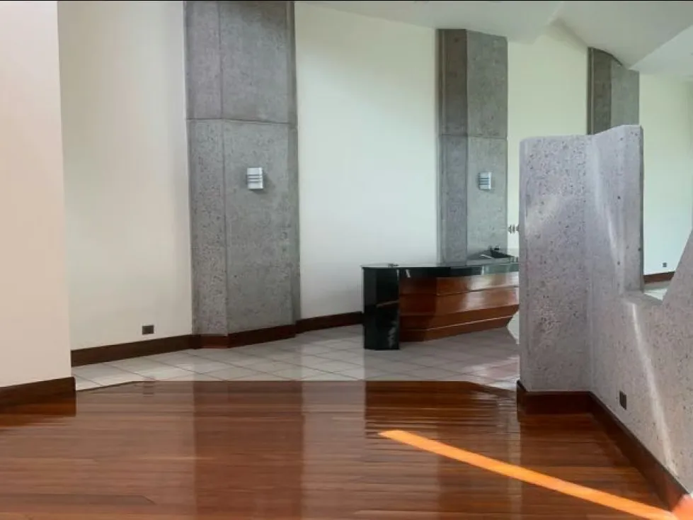 Ubicación inmejorable, a solo 300 metros de Avenida Escazú, que tiene entrada directa peatonal por el ...