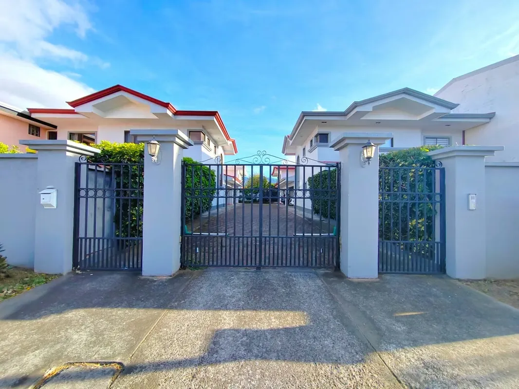 VENTA Casa Amplia de Tres Habitaciones y Tres Parqueos en Santa Ana En Condominio