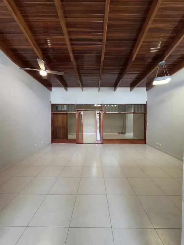 I lived with comfort, privacy and elegance in this spectacular single-floor independent house, located in private ...
